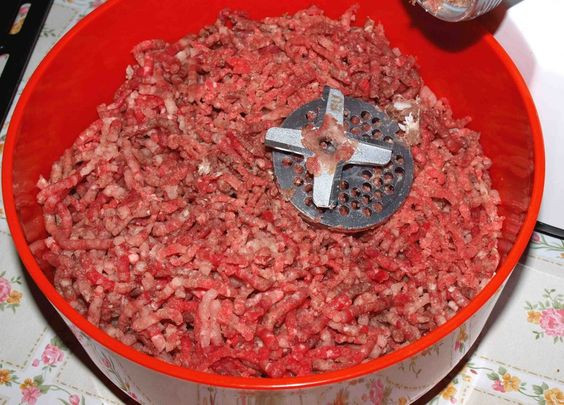 Món Zwiebelmettwurst: Đây là món thịt heo sống nghiền nhỏ với hành chế biến theo phong cách của người Đức.