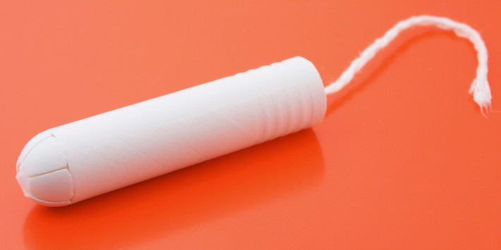 Tampon là một dạng băng vệ sinh thấm hút mạnh thường được dùng bằng cách đặt vào hẳn cửa mình khi đến kỳ kinh nguyệt. Tampon ngày càng được nhiều chị em phụ nữ ưa chuộng vì tiện dụng sạch sẽ. Tuy nhiên, loại BVS này tiềm ẩn rất nhiều nguy cơ với sức khỏe. Ảnh: Bestie.