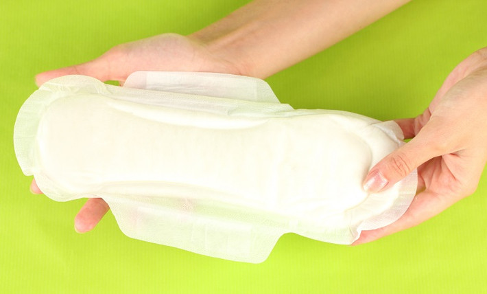 Loại băng vệ sinh này còn thường được sử dụng các loại chất tẩy mạnh để làm trắng bông nên có thể gây ra tình trạng dị ứng, đau rát khi sử dụng. Ảnh: Girlspace.