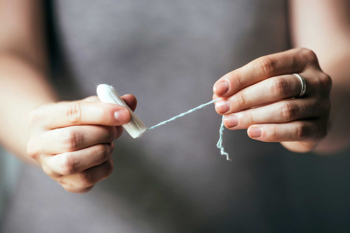 Sử dụng tampon còn có thể mang lại nhiều nguy hiểm như mắc kẹt trong âm đạo, rách màng trinh, tăng nguy cơ viêm nhiễm phụ khoa. Ảnh: RSVP Magazine.