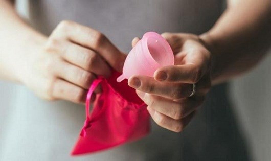 Các chuyên gia khuyến cáo, sử dụng cốc nguyệt san là một hình thức đưa dị vật vào cơ thể, nếu sử dụng không đúng cách nó có thể gây đau đớn, khó chịu. Ảnh: Happyskin.