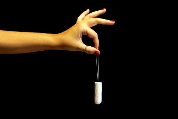 Nguy hiểm hơn cả nhiều người đã bị sốc độc tố tampon. Việc sốc độc này có thể dẫn đến biến chứng cực kỳ nguy hiểm như mất chân tay và rụng tóc, ngất xỉu, trụy tim ảnh hưởng đến nội tạng... thậm chí có thể tử vong. Ảnh: RSVP Magazine.