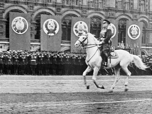 Nguyên soái Liên Xô Georgy Konstantinovich Zhukov cùng các chiến sỹ Hồng quân Liên Xô tham dự Lễ duyệt binh mừng chiến thắng tại Quảng trường Đỏ ở thủ đô Mosow ngày 24/6/1945.