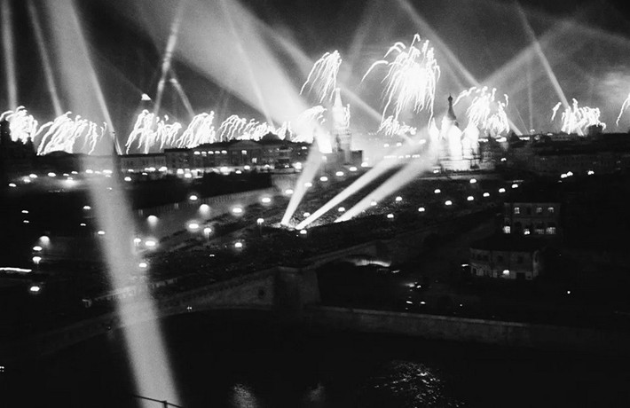 Pháo hoa rực sáng trên bầu trời Moscow đêm ngày 9/5/1945.