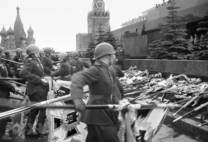 Những lá cờ của quân đội Đức quốc xã bị ném xuống chân tường thành Điện Kremlin trên Quảng trường Đỏ ở thủ đô Mosow tại Lễ duyệt binh chào mừng Ngày Chiến thắng. Ảnh chụp ngày 24/6/1945.
