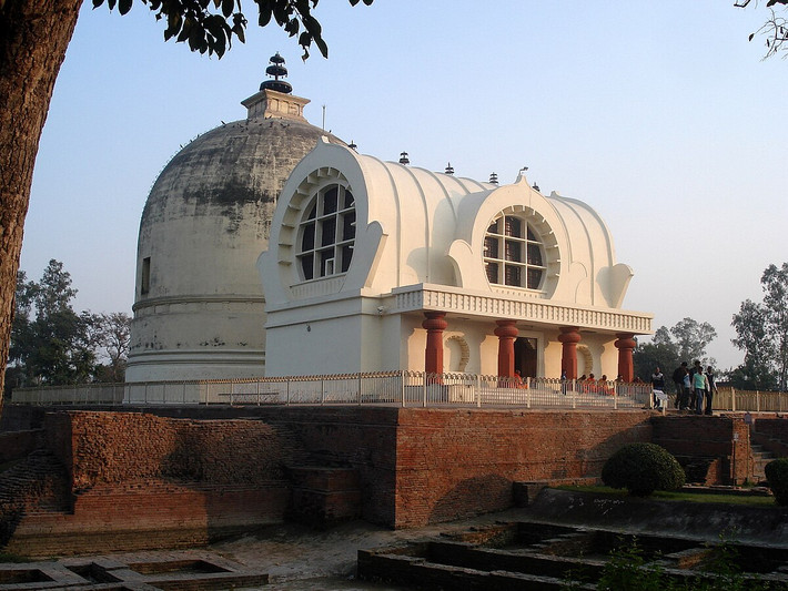 Câu Thi Na hay còn gọi thánh tích Kushinagar nằm ở bang Uttar Pradesh, Ấn Độ. Đây là nơi Đức Phật nhập diệt dưới tàng cây sa la. Theo các ghi chép, Câu Thi Na từng là thánh địa được các Phật tử tìm đến để chiêm bái.