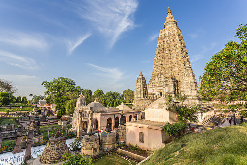 Quần thể đền Mahabodhi hiện còn có Kim cương tòa, Cội bồ đề nơi thái tử Tất Đạt Đa thiền tọa, tu khổ hạnh và đạt giác ngộ, trở thành Đức Phật Thích Ca Mâu Ni. Cây bồ đề hiện nay không phải cây gốc từ thời Phật thành đạo.