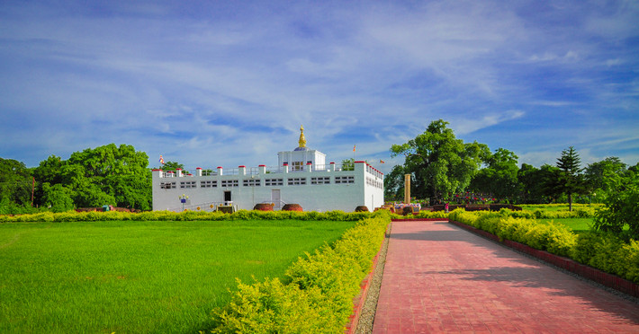 Khu di tích bao gồm bể Shakya, đền thờ hoàng hậu Maya Devi, trụ đá vua A Dục làm bằng đá sa thạch. Thêm nữa, Vườn Lâm Tỳ Ni còn có tự viện viharas và phần còn lại của bảo tháp Phật giáo có nguồn gốc từ thế kỷ 3 trước Công nguyên. Năm 1997, UNESCO công nhận Vườn Lâm Tỳ Ni là di sản văn hóa thế giới.