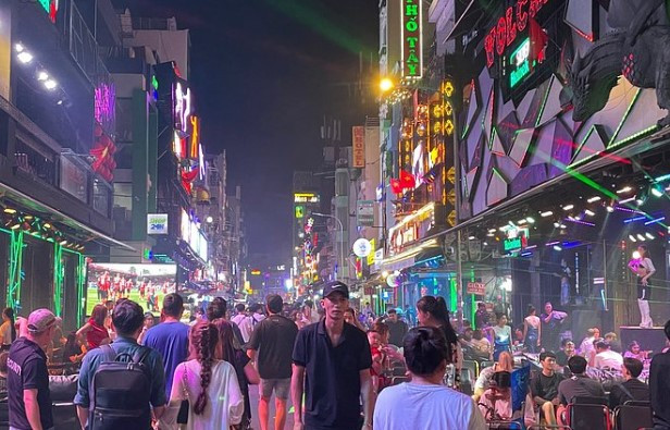 Càng về đêm, lượng khách đổ về phố Tây Bùi Viện càng nhiều để tham gia các hoạt động vui chơi, giải trí.