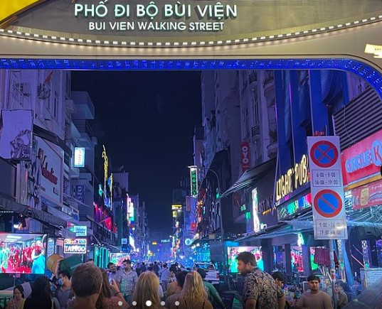 Phố đi bộ Bùi Viện thuộc phường Phạm Ngũ Lão, quận 1 nổi tiếng là con phố "ăn chơi" nổi tiếng của TP.HCM. Nơi đây còn được gọi là phố Tây Bùi Viện bởi sự tập trung đông của nhiều du khách nước ngoài từ châu Âu, châu Mỹ đến du lịch, tham quan. Cùng khám phá con phố sôi động này qua loạt ảnh độc đáo được đăng tải trên trang Tripadvisor và Thetravelinsider.