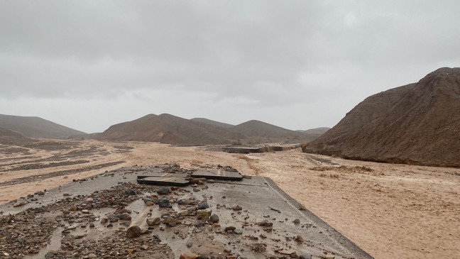 Thêm nữa, các nhà khoa học còn nghiên cứu địa hình của Công viên quốc gia Death Valley để hiểu rõ hơn về địa hình của sao Hỏa. Nhóm nghiên cứu phát hiện công viên này có thảm thực vật khá đơn giản. Vậy nên, việc nghiên cứu địa hình tại nơi đây không gặp nhiều khó khăn.