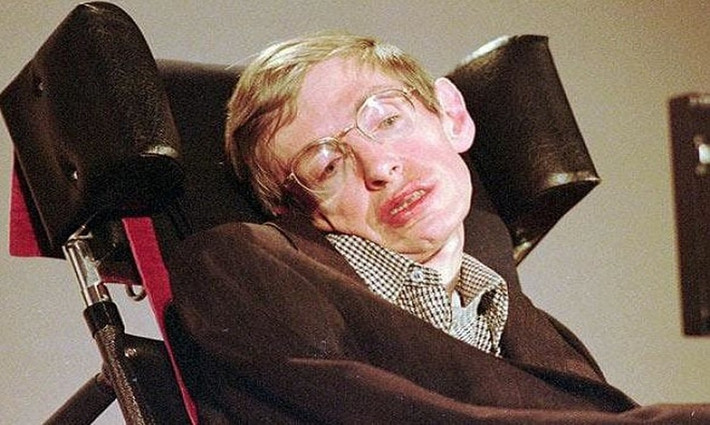 Bên cạnh những nghiên cứu nhằm giải mã những bí ẩn về vũ trụ, nhà vật lý Stephen Hawking còn nghiên cứu, tìm hiểu về cỗ máy thời gian. Trong cuốn "Brief Answer to the Big Questions" (tạm dịch: Lời giải ngắn gọn cho những câu hỏi vĩ mô), Stephen Hawking viết rằng, nếu có ai đó làm một đề xuất nghiên cứu về du hành thời gian thì nó sẽ bị bác bỏ ngay lập tức.