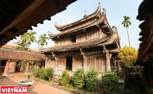 Theo quan niệm của Phật giáo, cứ quay một vòng tháp Cửu phẩm Liên hoa thì lời trì tụng sẽ được nhân lên thành 3.542.400 lần, để người niệm mau đạt tới chính quả. Ảnh: Báo ảnh Việt Nam.