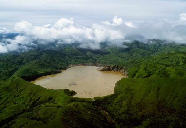 Bình thường, khí CO2 bên dưới đáy hồ Nyos không thoát ra bên ngoài. Thế nhưng, vào ngày 21/8/1986, một vụ sạt lở đất đã xảy ra. Kéo theo đó là một cơn sóng thần cao tới 25m xuất hiện ở hồ Nyos. Tiếp đến, khí CO2 từ dưới đáy hồ bốc lên cao và lan rộng ra khu vực xung quanh.