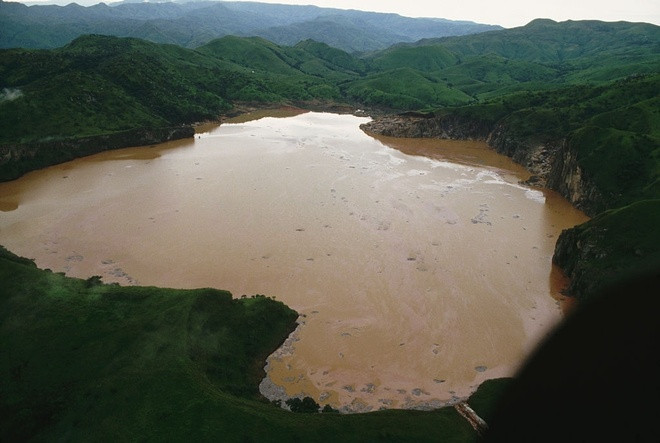 Vào ngày hôm đó, hồ Nyos đột ngột thải ra lượng lớn khí CO2 độc hại và hình thành nên những đám mây nguy hiểm mà không có bất cứ dấu hiệu cảnh báo nào. Những đám mây này nhanh chóng lan rộng ra khắp các vùng nông thôn gần đó với tốc độ khoảng 100 km/h.