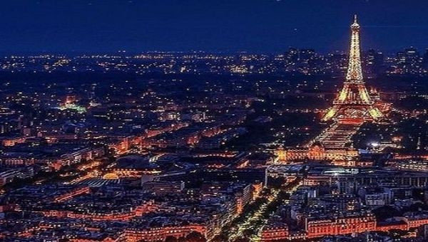 Vào tháng 7/2022, Pháp công bố kế hoạch tiết kiệm điện với một số giải pháp được đưa ra gồm: nhiệt độ sưởi tối đa các tòa nhà và văn phòng là 19 độ C; không bật nước nóng trong các tòa nhà công cộng; không chiếu sáng đèn các biển quảng cáo ở tất cả các thành phố từ 1h - 6h sáng.