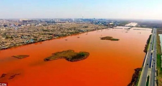 Vào tháng 4/2016, một phần của dòng sông Zhongting chảy qua thị trấn Shengfang, phía bắc Trung Quốc đột ngột chuyển sang màu đỏ.