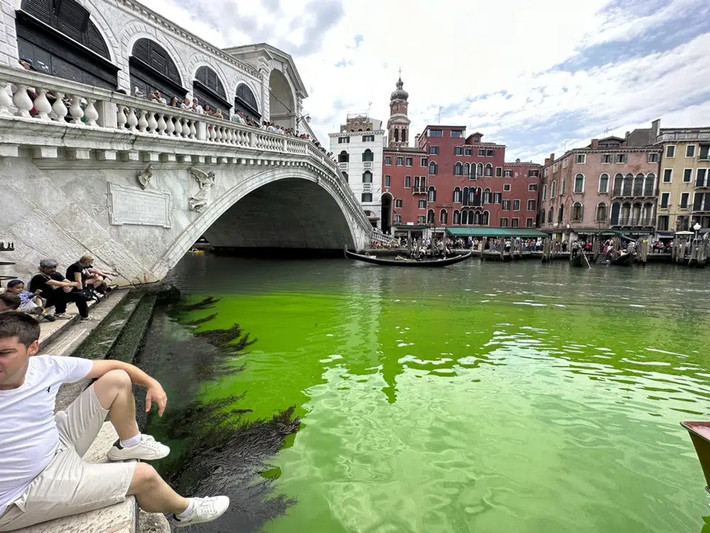Một cuộc họp khẩn cấp giữa cơ quan chức năng với cảnh sát Italy cũng được tiến hành để tìm hiểu vấn đề, cũng như nghiên cứu biện pháp đối phó nhằm tránh sự việc tái diễn. Hiện chưa có tổ chức nào đứng ra nhận trách nhiệm gây ra vệt màu lạ ở kênh đào Grand.
