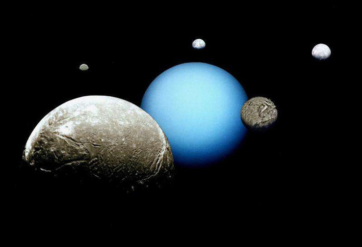 Sau khi phân tích lại dữ liệu do tàu vũ trụ Voyager 2 của NASA thu thập được khi thực hiện một số chuyến bay ngang qua sao Thiên Vương vào năm 1986, các chuyên gia phát hiện 4 mặt trăng có thể tồn tại sự sống ngoài hành tinh.