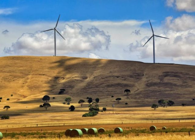 Sự phát triển của năng lượng mặt trời và điện gió tại Australia phù hợp với xu thế chung của thế giới hiện nay. Bởi lẽ, báo cáo của Ember cũng chỉ ra sản lượng điện mặt trời trên toàn thế giới tăng 24%, trở thành nguồn năng lượng có tốc độ tăng trưởng mạnh mẽ nhất trong 18 năm qua. Tiếp sau là điện gió với tốc độ tăng trưởng đạt 17%.
