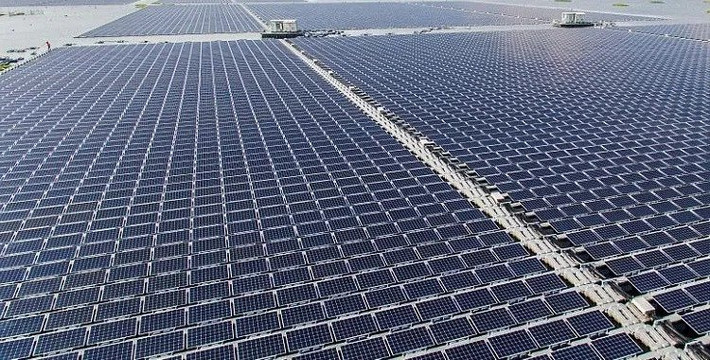Trung Quốc có lợi thế là một trong những quốc gia có nhiều sa mạc nhất trên thế giới, với tổng diện tích khoảng 1,2 triệu km2, phân bố chủ yếu ở khu vực miền tây và tây bắc. Những nơi này có khí hậu khô, lượng mưa ít, cường độ bức xạ mặt trời cao. Vậy nên, Trung Quốc đang đầu tư phát triển các công trình phát điện từ năng lượng mặt trời trên sa mạc.