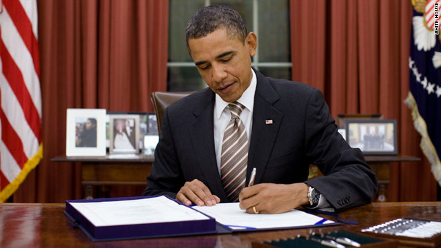 Cựu Tổng thống Mỹ Barack Obama từng gây xôn xao dư luận khi hoàn tất chữ ký trên đạo luật cải cách y tế lịch sử trị giá 938 tỷ USD với 22 cây bút.