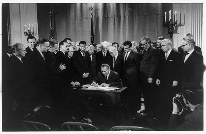 Tương tự, Tổng thống Mỹ Lyndon Johnson ký Bộ luật dân quyền năm 1964 được cho là đã dùng hơn 75 cây bút. Chi tiết này khiến nhiều người tò mò vì sao các ông chủ Nhà Trắng sử dụng nhiều bút đến vậy.