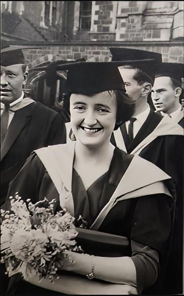 Beatrice Tinsley là nữ giáo sư người Anh được nhiều người biết đến. Bà gây chú ý với nhiều công trình nghiên cứu về sự tiến hóa của các thiên hà và thành phần hóa học của vũ trụ. Qua đó, bà góp phần giải mã những bí ẩn về vũ trụ, giúp nhân loại có những hiểu biết mới.