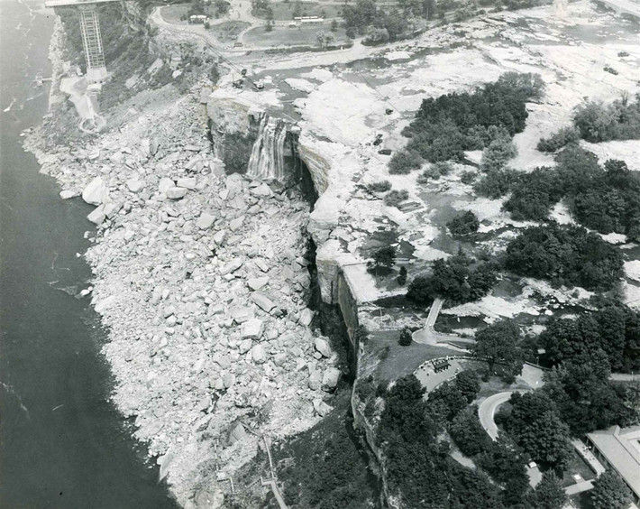 Vậy nên, đây là lần đầu tiên thác Niagara cạn nước trong nhiều thiên niên kỷ. Sau khi thác cạn nước, các chuyên gia, kỹ sư đào sâu vào lòng thác để lập bản đồ, thăm dò ứng suất, lỗi và áp lực của đá.