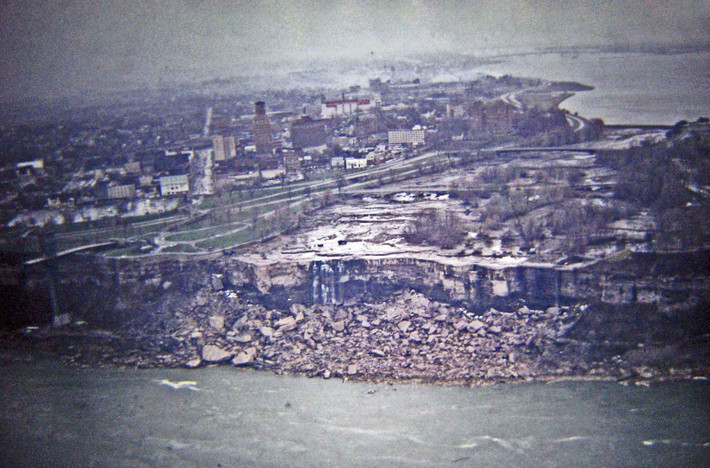 Khi tìm hiểu về thác Niagara, nhiều người chú ý đến sự việc nơi đây từng cạn nước vào năm 1969. Cụ thể, vào cuối những năm 1960, xuất hiện một số lo ngại về việc các vụ lở đá trong tương lai có thể làm xói mòn hoàn toàn thác Niagara.