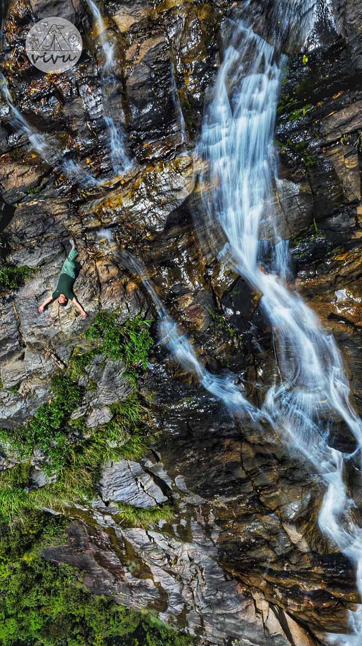 Anh Nguyễn Đình Hoàng, đại diện công ty ViVu Adventure, đơn vị cung cấp dịch vụ trekking thác Đỗ Quyên, cho biết người có sức khoẻ để chinh phục thác Đỗ Quyên tốn khoảng 1,5 đến 2 giờ, thậm chí là 3 giờ để lên lại được đỉnh thác. Ảnh: Nguyễn Đình Hoàng