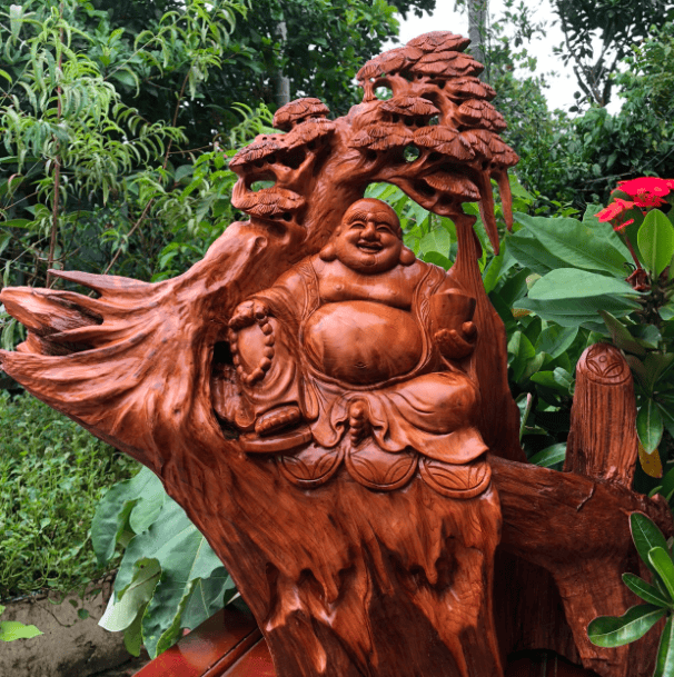 Ngoài làm đồ nội thất, gỗ ngọc am có hàm lượng tinh dầu cao được chiết xuất dùng làm mỹ phẩm và dược phẩm. Thêm nữa, người ta còn dùng gỗ ngọc am làm tượng gỗ, tượng thế, tràng hạt, gối đầu... vì tin rằng có thể đuổi tà khí, đón rước thịnh vượng về nhà.