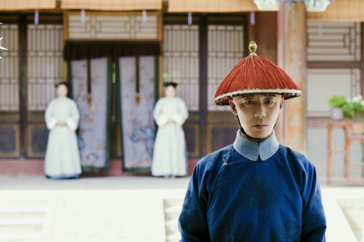 Nhóm thứ hai là những hoạn quan thông thường làm việc dưới quyền tổng quản thái giám và thủ lĩnh thái giám. Mỗi cấp bậc thái giám có mức lương bổng hàng tháng khác nhau.