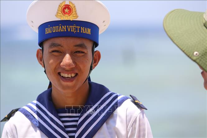 Chiến sỹ Thiều Tín Dương, đảo Len Đao với nụ cười rạng ngời khi chia sẻ về nhiệm vụ với Đoàn công tác số 4 ra thăm Trường Sa.
