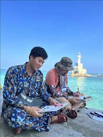 Người lính trẻ hân hoan với bức ký hoạ về mình do thành viên Đoàn công tác số 4 ra thăm Trường Sa ký họa.