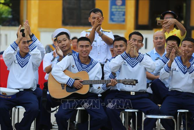 Rạng ngời nụ cười của các chiến sỹ trên đảo Sinh Tồn Đông trong buổi giao lưu, biểu diễn văn nghệ với Đoàn công tác số 4 ra thăm, động viên cán bộ, chiến sỹ và nhân dân trên quần đảo Trường Sa.