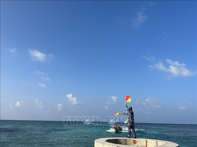 Ở Quần đảo Trường Sa - nơi tiền tiêu Tổ quốc ấy, những người lính hải quân tuổi 18, đôi mươi ngày đêm là nhiệm vụ canh từng tấc đảo.