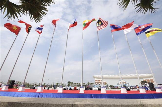 Quốc kỳ các nước tham dự SEA Games 32. Ảnh: Hoàng Minh/Pv TTXVN tại Campuchia.