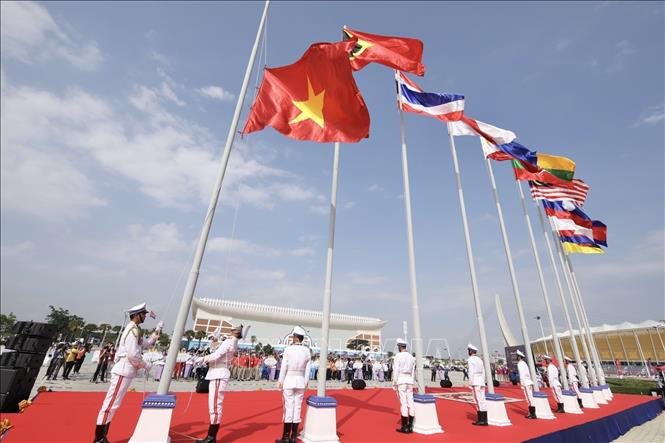 Khoảnh khắc Quốc kỳ Việt Nam được kéo lên trong Lễ thượng cờ SEA Games 32. Ảnh: Minh Quyết/ TTXVN.