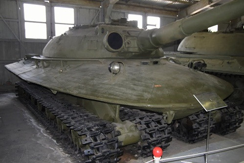 Đứng đầu nhóm nghiên cứu là ông L.Troyanov. Vào năm 1957, nhóm của ông đã đưa ra bản vẽ thiết kế xe tăng giống "đĩa bay".