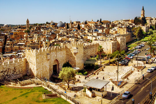 Damascus có lợi thế lớn về chiến lược khi nằm giữa châu Á và châu Phi. Theo đó, thành phố cổ xưa này trở thành một tâm tâm về văn hó, thương mại và hành chính.