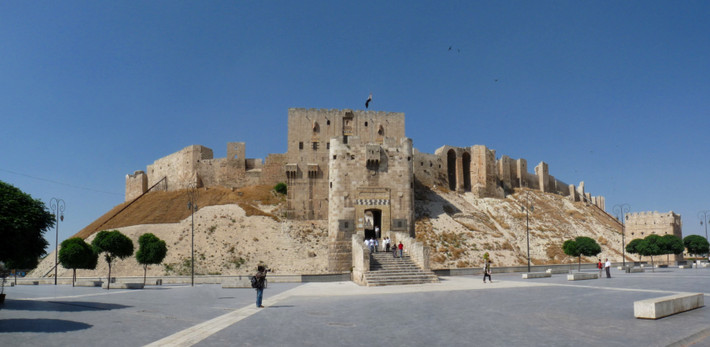 Nằm giữa Biển Địa Trung Hải và Lưỡng Hà, Aleppo trở thành một trung tâm thương mại quan trọng trong suốt hàng ngàn năm.