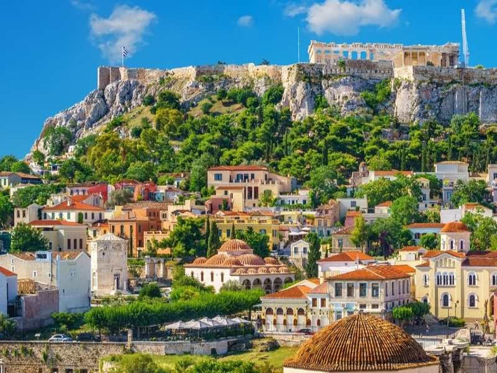 Thành phố cổ xưa Athens là nơi sản sinh, nuôi dưỡng nhiều nhân tài ở nhiều lĩnh vực như triết học, văn học, văn hóa... như Socrates, Plato và Aristotle. Trong suốt chiều dài lịch sử, Athens không ít lần bị phá hủy bởi các cuộc chiến tranh giữa các đế chế hùng mạnh.