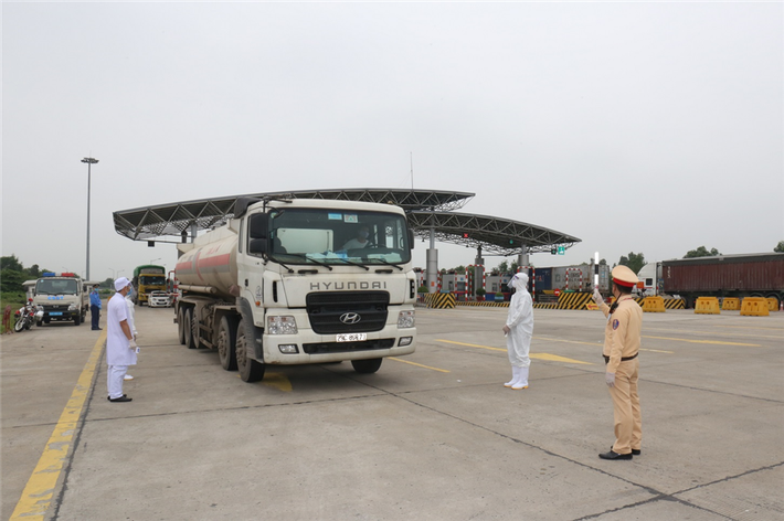Các chốt kiểm soát nhằm giám sát, kiểm soát chặt chẽ tất cả người ra vào bằng đường bộ để ngăn ngừa nguy cơ lây lan COVID-19.