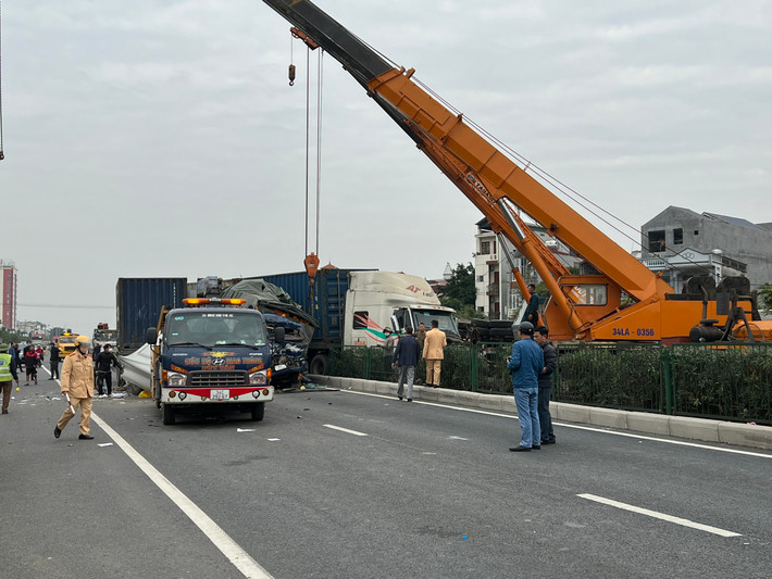 Tại Bệnh viện Đa khoa tỉnh Hải Dương, lái xe Lê Đình Thuấn bị đa tổn thương, gãy xương cẳng chân phải; lái xe Phạm Công Mạnh cũng bị đa tổn thương, gãy chày trái... Cả hai đang được cấp cứu tại Khoa Cấp cứu, Bệnh viện Đa khoa tỉnh.