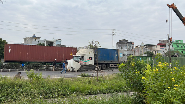 Vụ tai nạn khiến các phương tiện không thể di chuyển ở cả hai chiều đường quốc lộ 5.