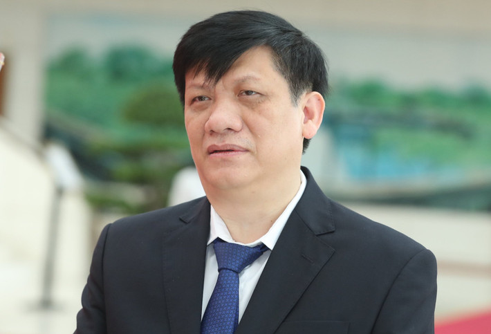 Trong số các bị can có 3 cựu Ủy viên Trung ương Đảng gồm: Ông Nguyễn Thanh Long (SN 1966), cựu ủy viên Trung ương Đảng, cựu bộ trưởng Bộ Y tế. Ông Long bị Cơ quan Cảnh sát điều tra Bộ Công an đã khởi tố, bắt giam ngày 7/6 về tội “Lợi dụng chức vụ quyền hạn trong khi thi hành công vụ”. Ông Long đã lợi dụng chức vụ, quyền hạn làm trái các quy định của pháp luật trong việc cấp số đăng ký lưu hành, hiệp thương giá và kiểm tra giá hiệp thương kit xét nghiệm COVID-19, gây thiệt hại đặc biệt nghiêm trọng tài sản nhà nước.