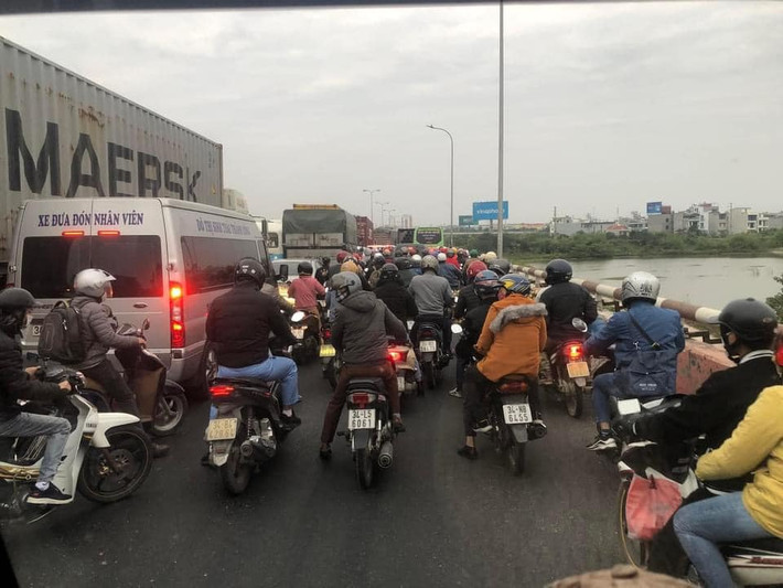Cảnh sát giao thông phải phân luồng, các phương tiện di chuyển theo đường gom dọc hai bên quốc lộ nên rất chậm. Hiện các lực lượng chức năng đang tích cực giải quyết vụ việc, phân luồng các phương tiện.