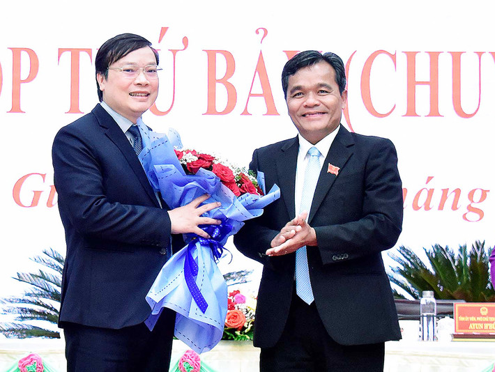 Ông Trương Hải Long (46 tuổi, quê quán xã Yên Trung, huyện Yên Phong, Bắc Ninh) có trình độ thạc sĩ luật, cao cấp lý luận chính trị; đã kinh qua chức vụ trưởng Vụ Công chức - Viên chức (từ tháng 10/2017), Thứ trưởng Bộ Nội vụ (từ tháng 6/2021). Ông Long được điều động giữ chức vụ Phó bí thư Tỉnh ủy Gia Lai (nhiệm kỳ 2020 - 2025), giới thiệu để HĐND tỉnh bầu giữ chức Chủ tịch UBND tỉnh Gia Lai (nhiệm kỳ 2021 - 2026) để thay ông Võ Ngọc Thành.