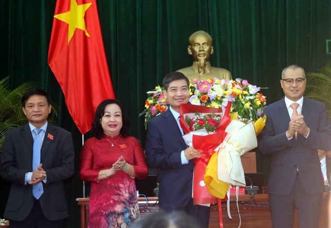 Ông Tạ Anh Tuấn, sinh ngày 20/6/1969, quê quán Hà Nội, trình độ thạc sĩ tín dụng, có hơn 30 năm công tác trong lĩnh vực tài chính. Ông từng giữ các chức vụ Phó Tổng Giám đốc Kho bạc Nhà nước, Vụ trưởng Vụ Tổ chức Cán bộ (Bộ Tài chính), Tổng Giám đốc Kho bạc Nhà nước.